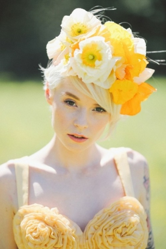 قبعة مع الزهور الصفراء لحضور حفل زفاف