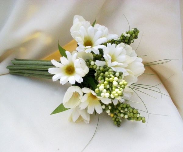 باقة زهور بيضاء صغيرة