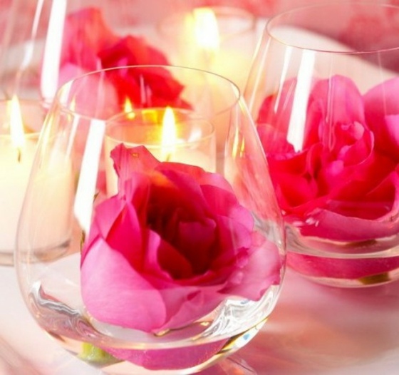 بتلات الورد في أكواب طاولة زينة لحفل الزفاف