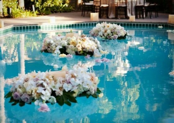 حمام السباحة مع الزهور في الماء