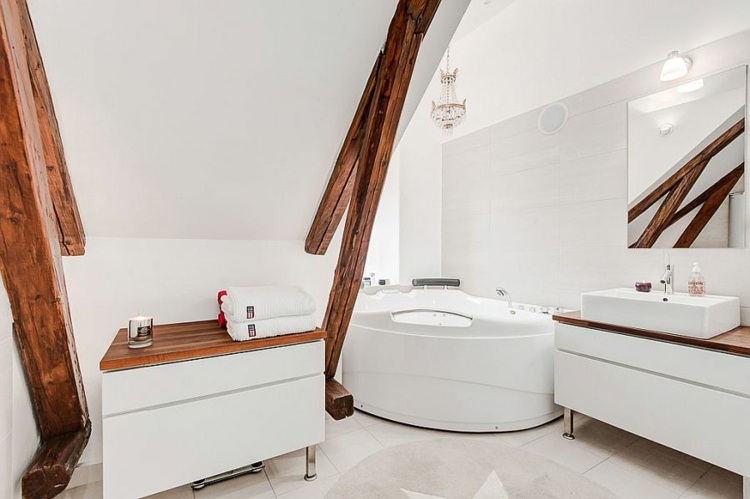 أرضيات الحمام ، بلاط أبيض ، تصميم عوارض عالية اللمعان ، حوض استحمام
