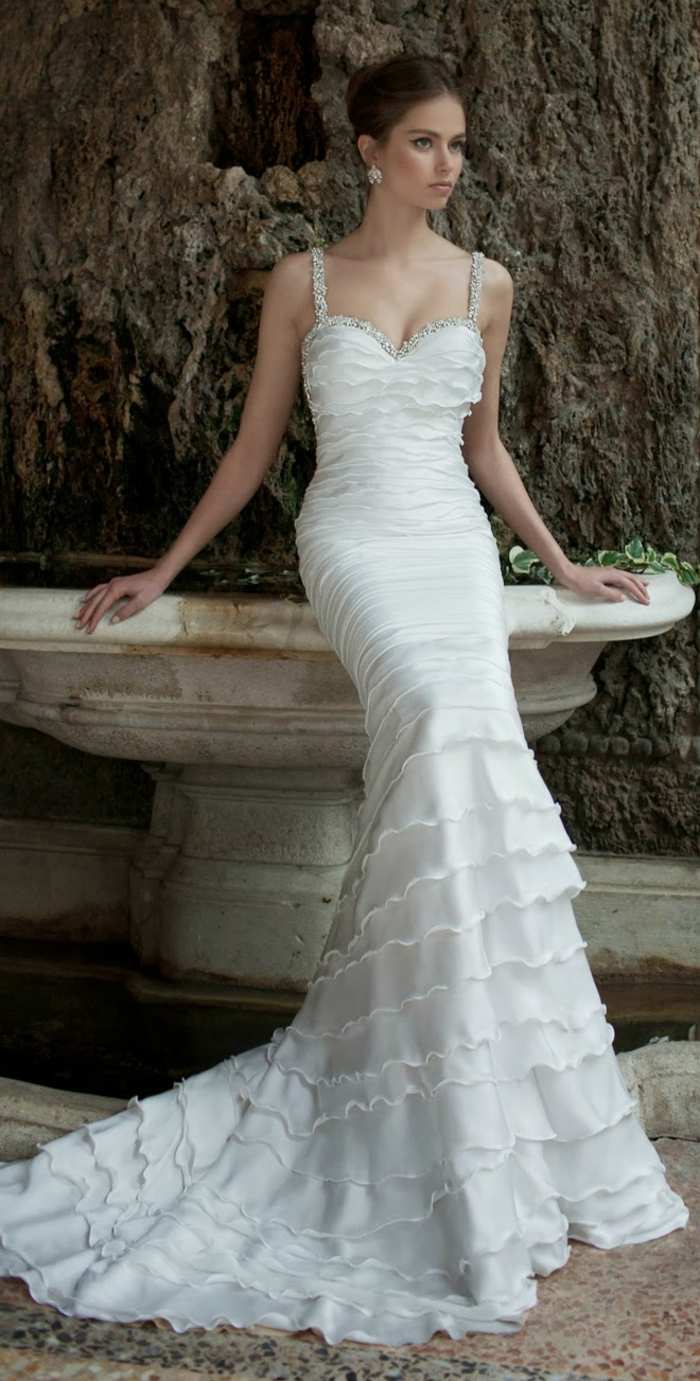 فستان زفاف مصنوع من قماش التفتا مثل شلال