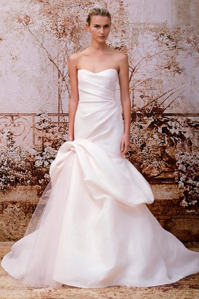 فستان زفاف أبيض بتفاصيل قماش ساتان علوي