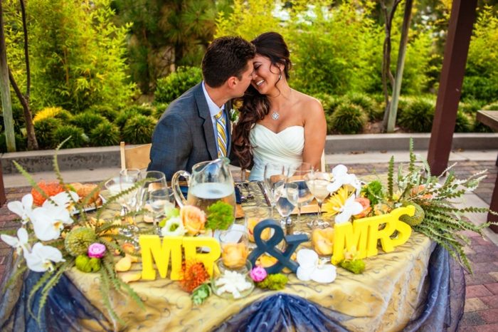 ديكورات طاولات زفاف ملونة للزوجين السيده زهور افكار للزفاف