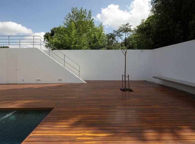 تصميم منزل شرفة خشبية وضع بركة سباحة مزروعة بالأشجار