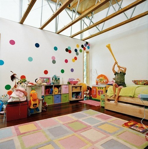 منطقة لعب ملونة في غرفة الأطفال