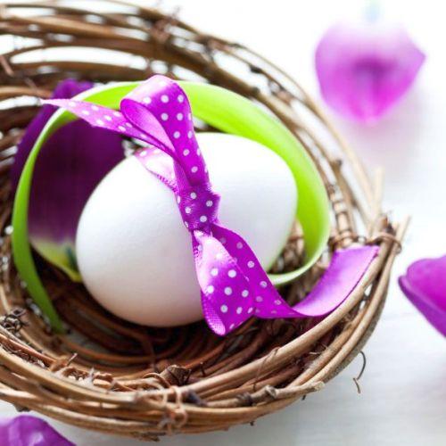 أفكار الديكور عيد الفصح الشريط الملونة حول البيضة