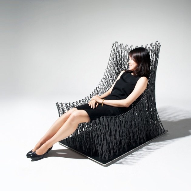 كرسي بذراعين مصنوع من ألياف الكربون باللون الأسود اللامع تصميم Luno مريح
