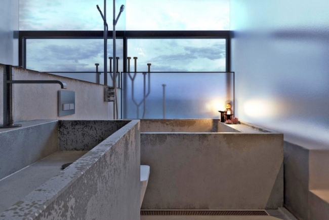 حمام خرساني يطل على حوض استحمام بتصميم فيلا على المحيط