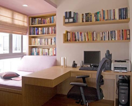 غرفة نوم وردية مع مكتب خشبي أنيق