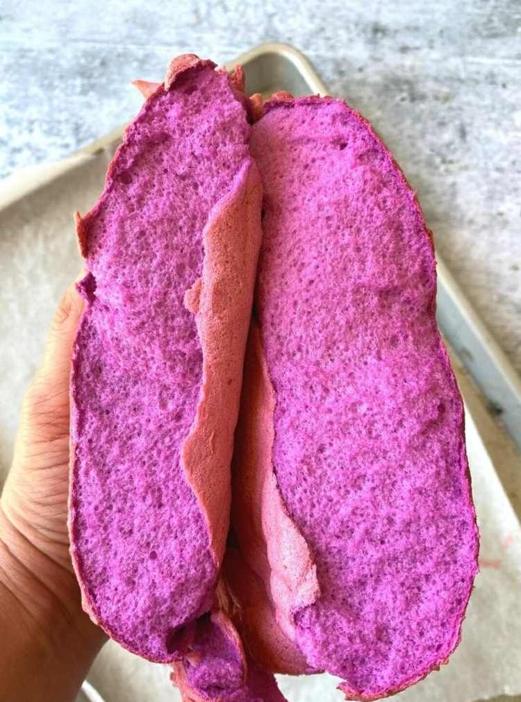 الخبز السحابي الوردي للحفلات وكوجبة خفيفة بينهما