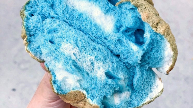 وصفة الخبز السحابي - ميرينغ مصنوع من بياض البيض باللون الأزرق