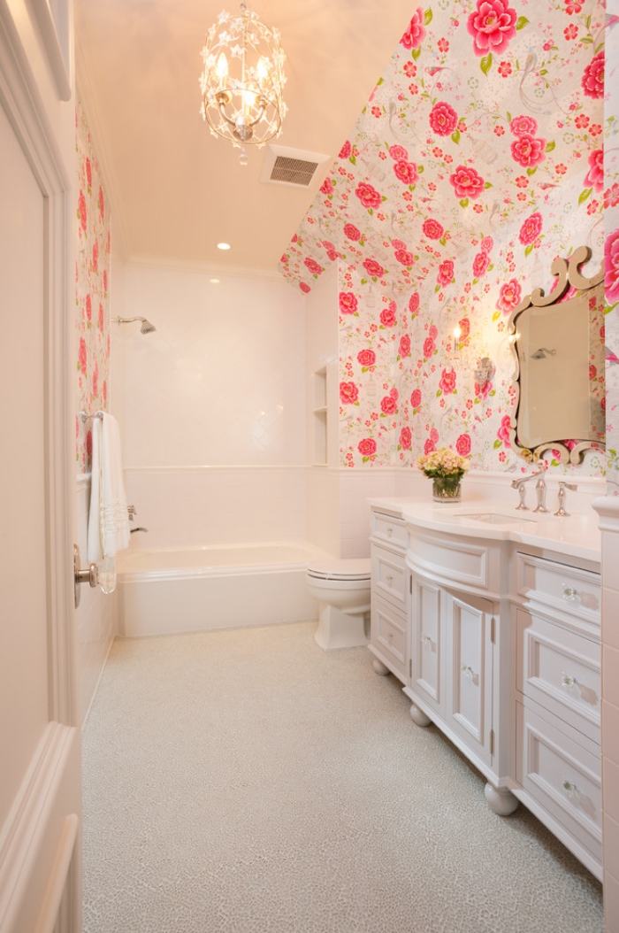 غرفة-بنات-ديكور-تصميم-حمام-مع-ورق حائط-زهري-نمط-ابيض-اثاث