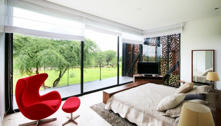 غرفة نوم ذات صفائح من الصلب كورتن - غريبة - ذوق - كرسي بذراعين - شاشة خصوصية حمراء