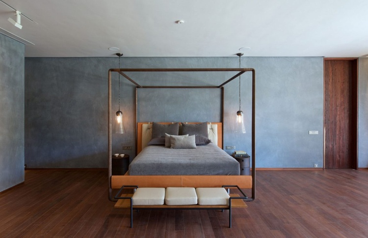 غرفة نوم - تصميم حائط - مظهر خرساني - سرير بأربعة أعمدة - أرضية خشبية