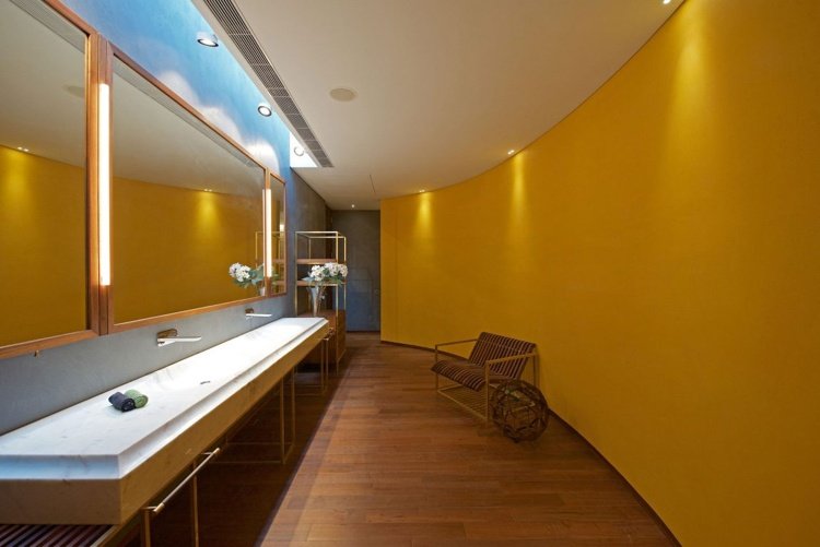 حمام - أصفر - مغرة - جدار - خشب - إضاءة أرضية