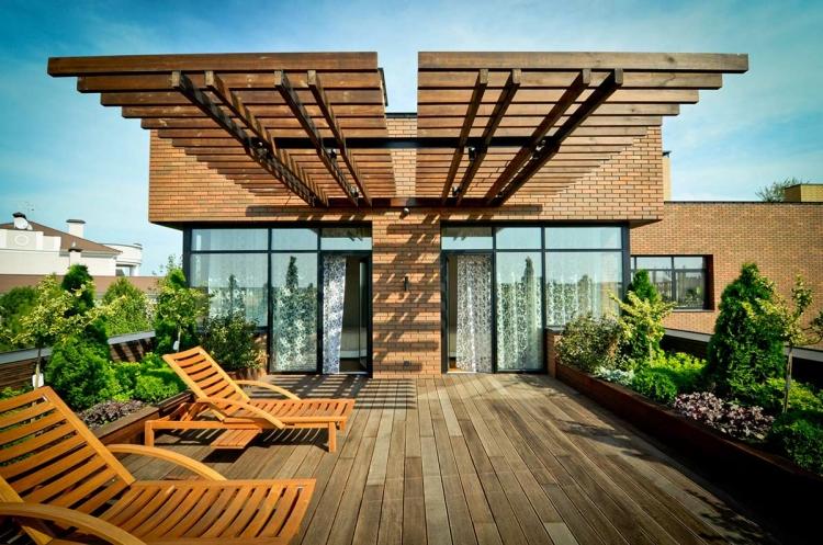 سقف-تراس-تصميم-أرضيات-ألواح-خشب-كراسي-تشمس-حماية-خصوصية-ثوجا
