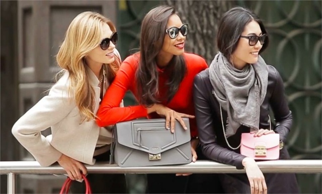 فورلا - حقيبة يد - تصميم - نظارة شمسية - معطف أحمر