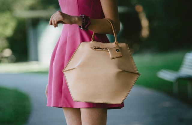 حقيبة يد مربعة - بيج فاتح - فستان وردي