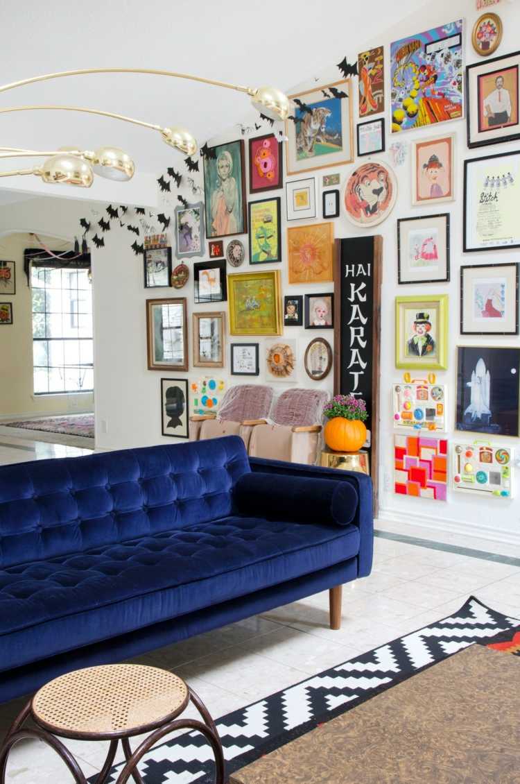 أريكة مخملية باللون الأزرق الداكن ، صور ملصقة ، تصميم جدار ، إلهام آرت ديكو