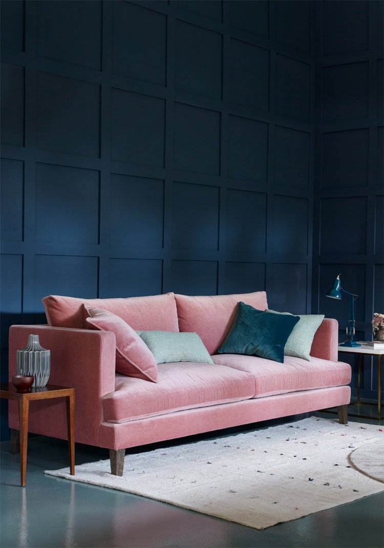 أريكة مخملية باستيل لون وردي أزرق غامق لون الحائط بنزين حديث