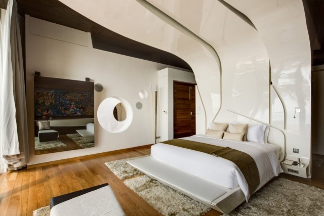 التصميم الداخلي لغرفة النوم سرير كبير بأرضية فاتحة داكنة