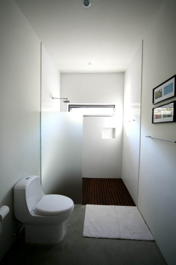الحمام الصغير غرفة رطبة بسيطة أرضية خشبية حديثة