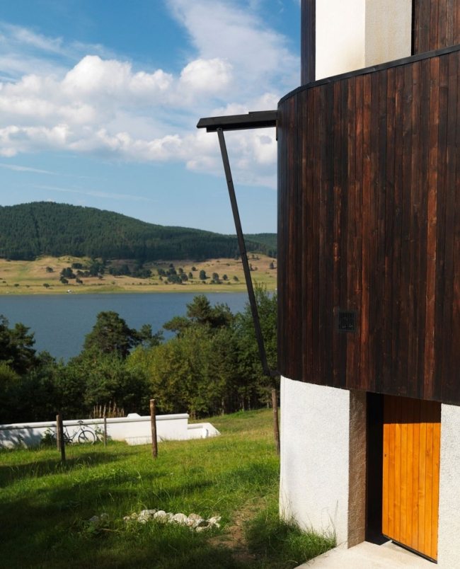 Batak Reservoir Bulgaria Simon gill Architects تصميم حديث للواجهة الخشبية للفيلا