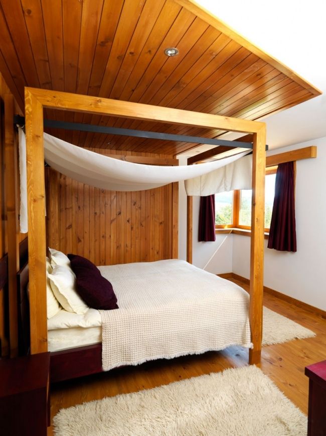 مظلة غرفة نوم لسرير ذو أربعة أعمدة بأرضية سقف من فرو الكوخ الريفي