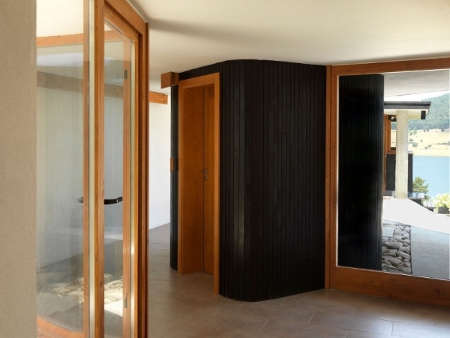 تصميم داخلي حديث لبيوت العطلات بإطلالة بانورامية على الأرضيات الخشبية