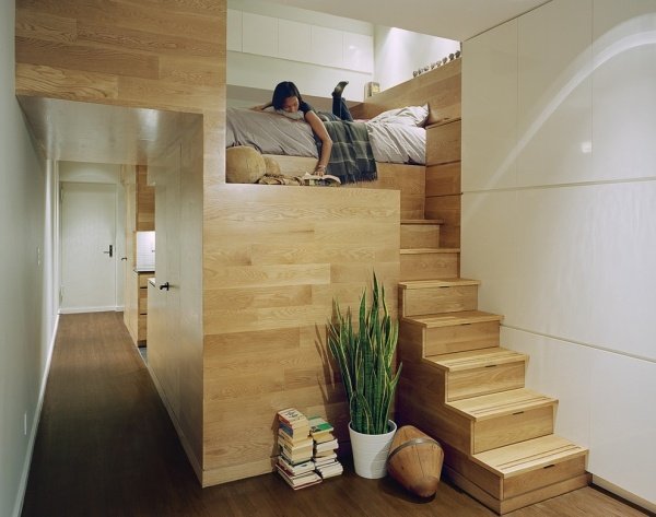 مساحة تخزين الأدراج الخشبية والسرير العلوي