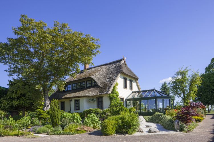 منزل لأسرة واحدة مع سقف من القش وحديقة شتوية