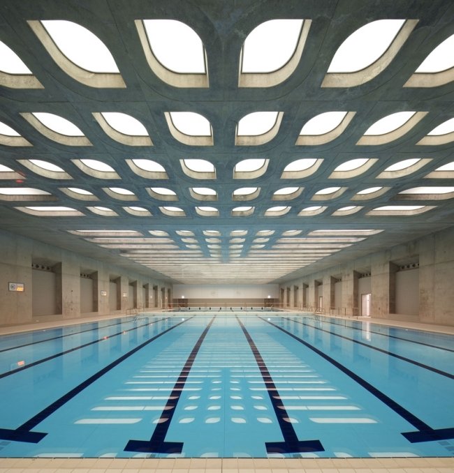 أضواء السقف في مركز السباحة زها حديد لندن