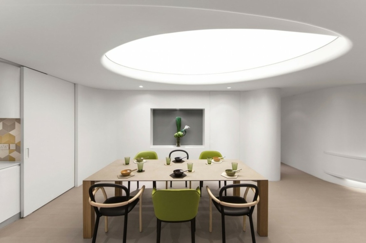 تصميم السقف مع إضاءة طاولة طعام خشبية لهجات خضراء فاتحة