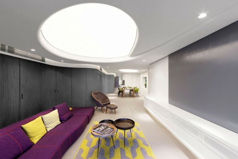 تصميم السقف مع الأريكة الإضاءة لهجات أرجوانية صفراء رمادية
