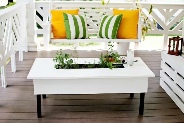 ديكور للشرفة - طاولة حديقة - اناء - نباتات - اعشاب - كرسي معلق - وسائد - اصفر