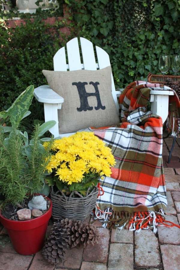 تزيين الشرفة - زهور الخريف كرسي - سقف غطاء من القماش المطلي باللون الأبيض الخشبي