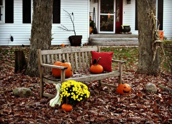أفكار ديكور حديقة مقاعد البدلاء - منطقة في الهواء الطلق أوراق الخريف وسائد حمراء
