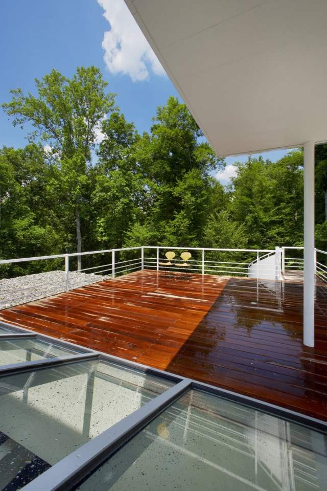 أفكار أرضية الشرفة الخشبية درابزين البيت الأبيض المطلي مع سقف زجاجي للشرفة