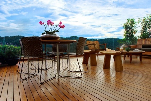 أفكار الأرضيات الخشبية لشرفة الشرفة مقاومة للعوامل الجوية والدافئة لأثاث الشرفة