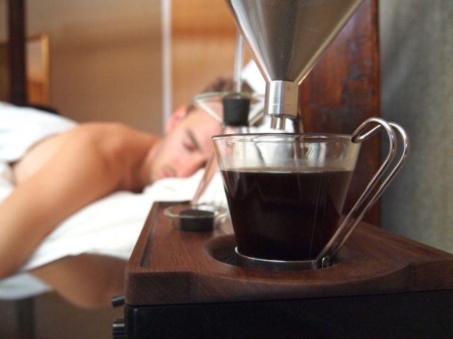 المنبه المبتكر على مدار الساعة يجعل قهوة الصباح