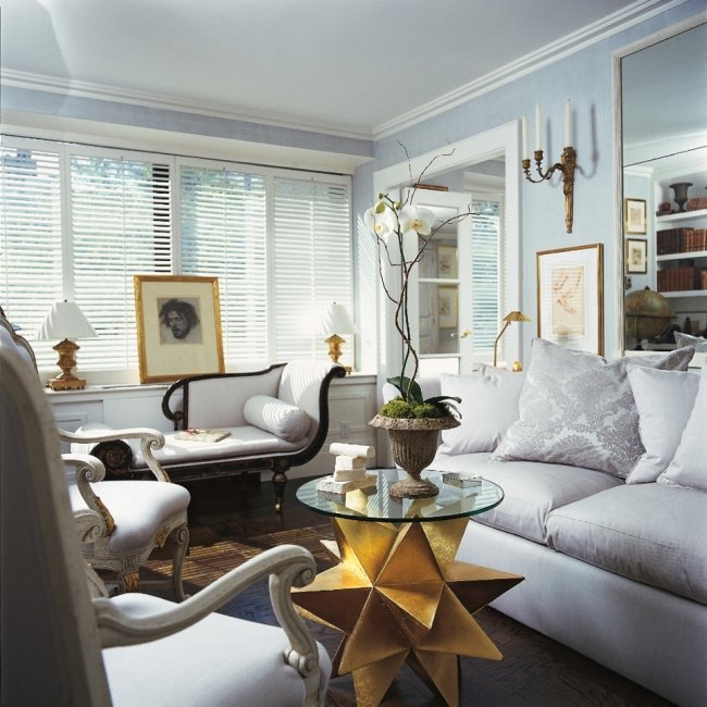 تصميم غرفة المعيشة طاولة جانبية زرقاء فاتحة وأبيض زجاجي أعلى سحلية مستديرة