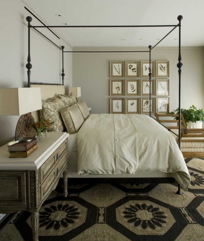 غرفة نوم كلاسيكية جديدة إطار سرير بأربعة أعمدة بنمط سجاد خشبي بيج