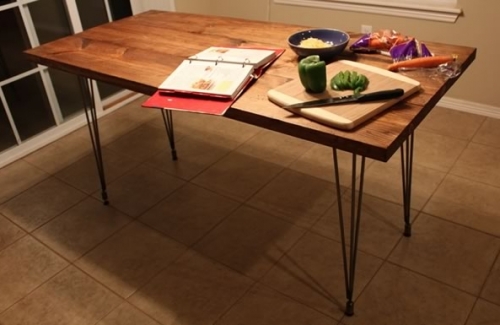 שולחן מטבח עם ארבע רגליים