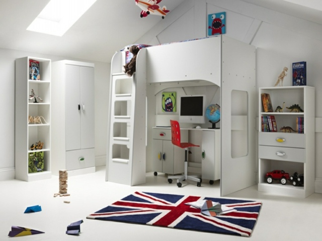 نافذة-سقف-غرفة-أطفال-مع-سرير-علوي-علم إنجليزي