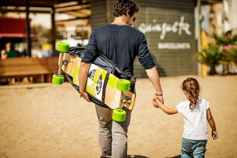 فكرة مصمم عربة الأطفال longboard لطي الأب ابنة