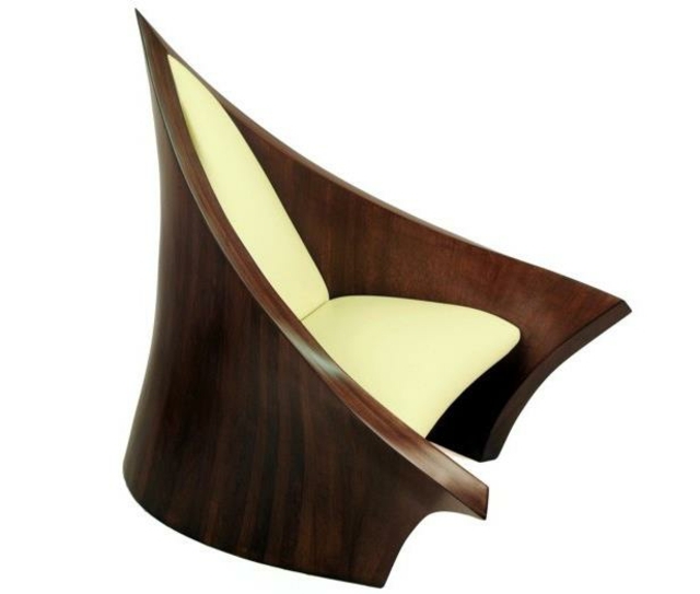 وسائد المقاعد ذات اللون الخشبي الداكن وقطع الأثاث الحديثة في الأمام