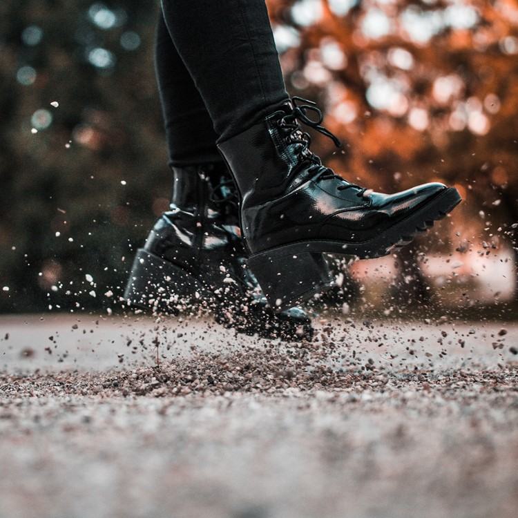 أحذية الكاحل منصة باللون الأسود مع جلد الخريف الشتاء أيام ممطرة