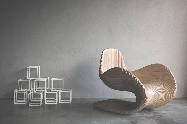 كرسي مصمم من خشب البتولا مع خطوط متدفقة
