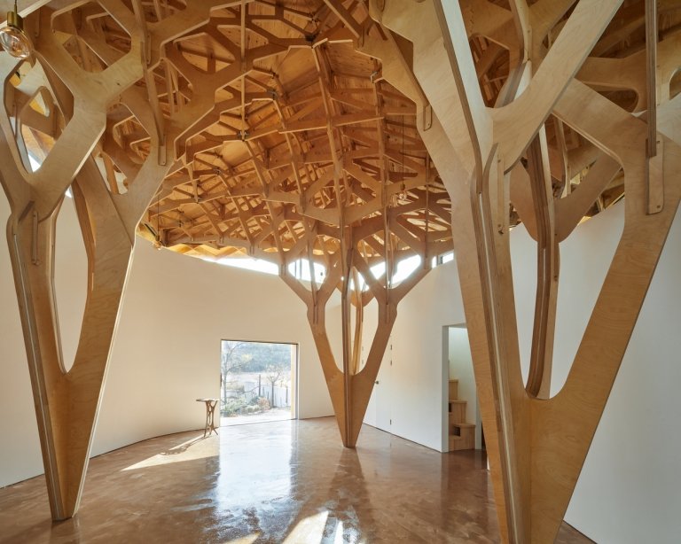 سقف خشبي معلق منطقة المعيشة أرضية خرسانية مغطاة بالرمل